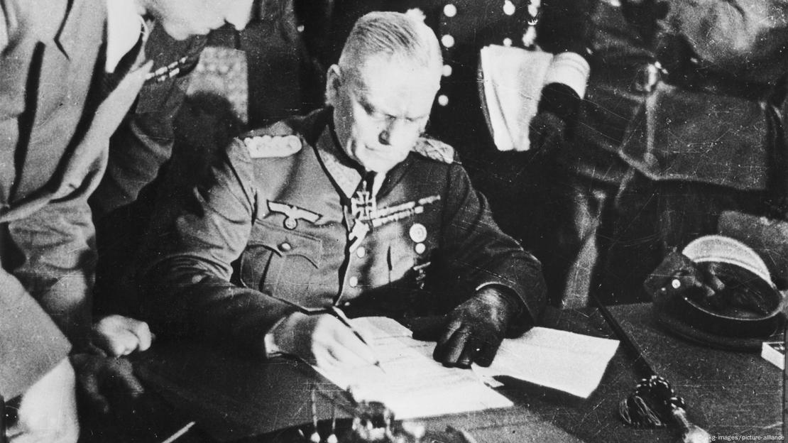 Gjeneral-marshalli i Wehrmacht-it Wilhelm Keitel duke nëshkruar kapitullimin në maj 1945 në Berlin Gjeneral-marshalli i Wehrmacht-it Wilhelm Keitel duke nëshkruar kapitullimin në maj 1945 në Berlin