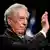 Mario Vargas Llosa aplaude