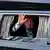 Südkorea Seoul 2025 | Ex-Präsident Yoon Suk Yeol winkt aus dem geöffneten Fenster einer schwarzen Limousine