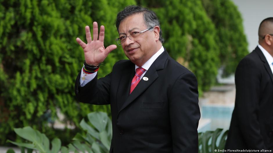 Trump changes tone, invites Colombia's Petro to White House  DW  01/08/2026