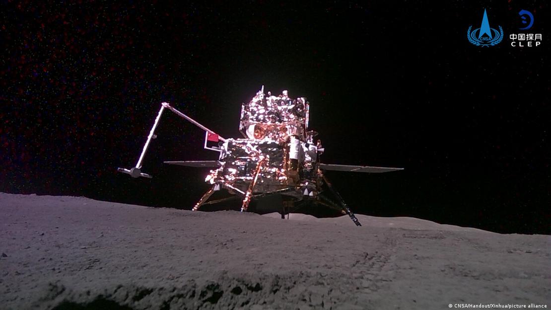 Un mini rover lanzado desde la combinación de módulo de aterrizaje y ascensor de la sonda Chang'e-6, muestra una vista de la propia combinación en la superficie lunar, el 3 de junio de 2024. 