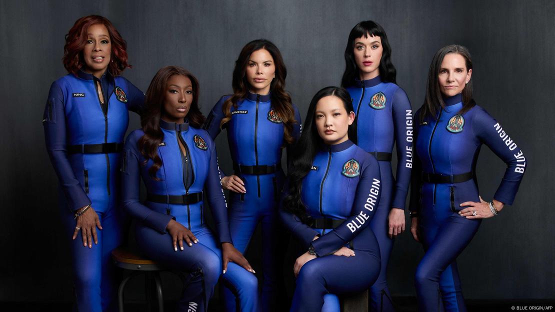 Las cinco tripulantes del viaje espacial junto a la cantante Katy Perry. Las cinco tripulantes del viaje espacial junto a la cantante Katy Perry.