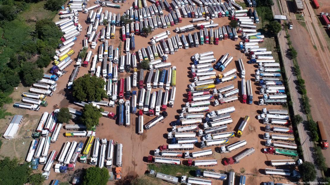 Vista aérea de camiones que transportaban combustible a Bolivia varados en Paraguay debido a la falta de pago de divisas por parte del gobierno boliviano al proveedor de combustible en un puerto privado en San Antonio, a 22 km de Asunción, el 14 de abril de 2025. Vista aérea de camiones que transportaban combustible a Bolivia varados en Paraguay debido a la falta de pago de divisas por parte del gobierno boliviano al proveedor de combustible en un puerto privado en San Antonio, a 22 km de Asunción, el 14 de abril de 2025.