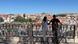 Duas pessoas observam vista de Lisboa em mirante