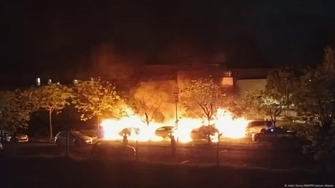 Un incendio nocturno que destruyó siete vehículos en el estacionamiento de la Escuela Nacional de Administración Penitenciaria (ENAP), en Agen, Francia. Un incendio nocturno que destruyó siete vehículos en el estacionamiento de la Escuela Nacional de Administración Penitenciaria (ENAP), en Agen, Francia.