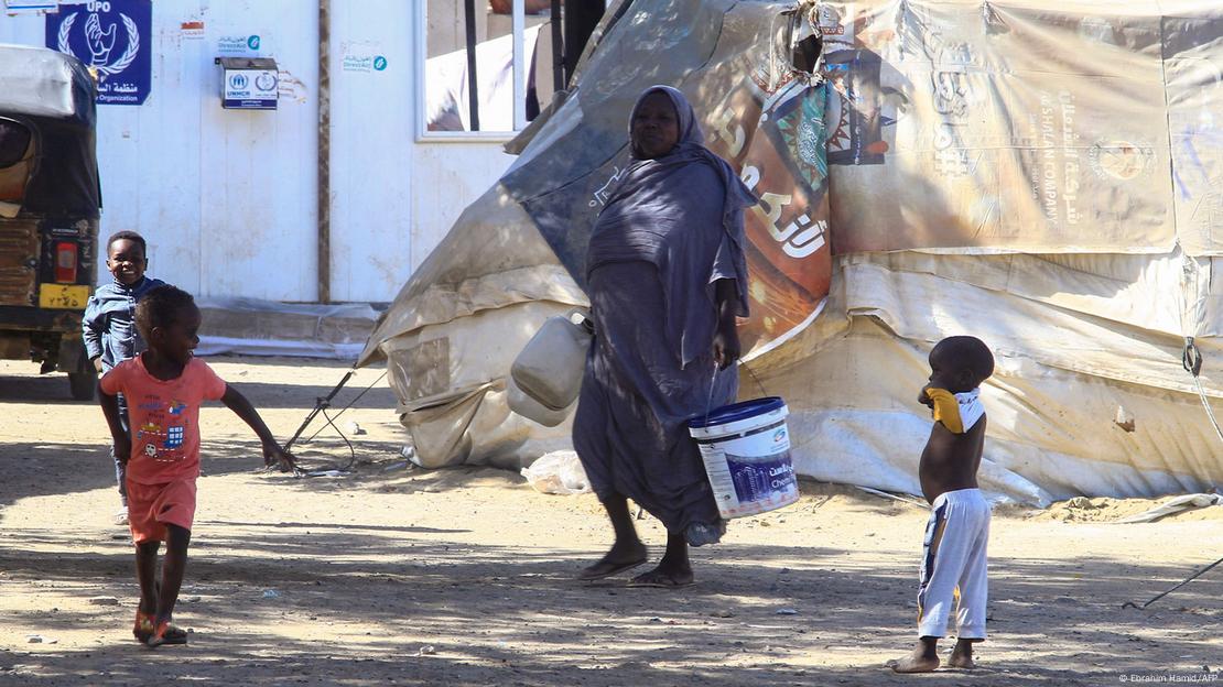 Fëmijë e një nënë para një çadre në Port Sudan Fëmijë e një nënë para një çadre në Port Sudan