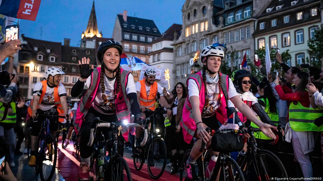 Studentët serbë kaluan 1.400 kilometra me biçikleta deri në Strasburg Studentët serbë kaluan 1.400 kilometra me biçikleta deri në Strasburg