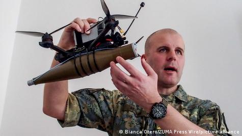 Oficeri Markus Reisner duke shpjeguar përdorimin e dronëve në fushën e betejës