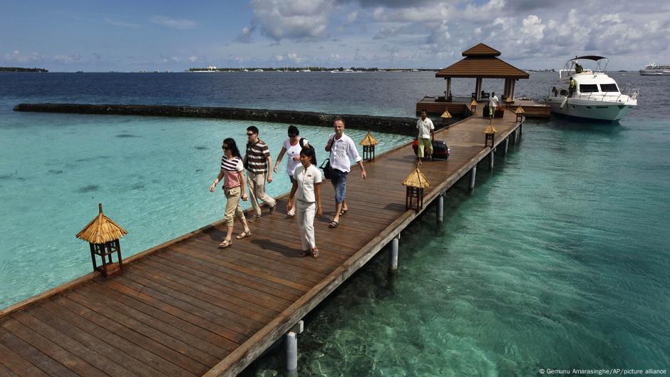 Maldives bans Israelis to protest Gaza war DW 04/16/2025