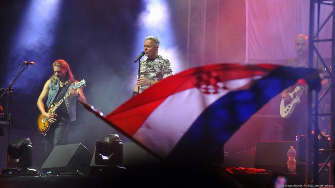 Cantor Marko Thompson se apresenta com bandeira da Croácia à frente Cantor Marko Thompson se apresenta com bandeira da Croácia à frente