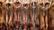 Grandes trozos de ternera colgados en una fábrica de carne. Grandes trozos de ternera colgados en una fábrica de carne.