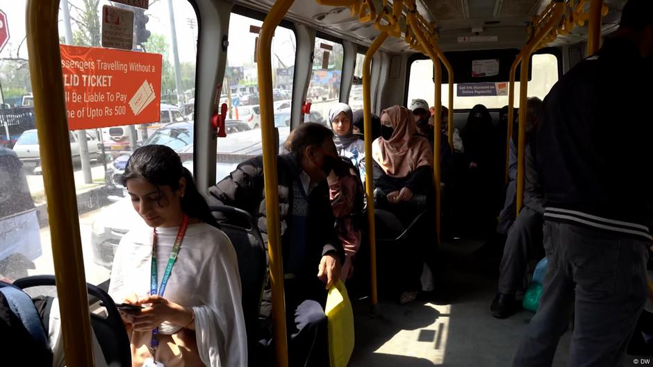 India: Kashmir launches free bus services for women – DW – 04/17/2025