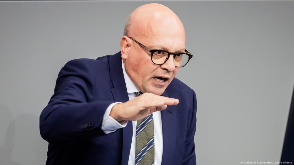 Aleksander Trom (CDU) predložio je donošenje propisa kojima bi se olakšalo oduzimanje pasoša onima koji imaju dvojno državljanstvo