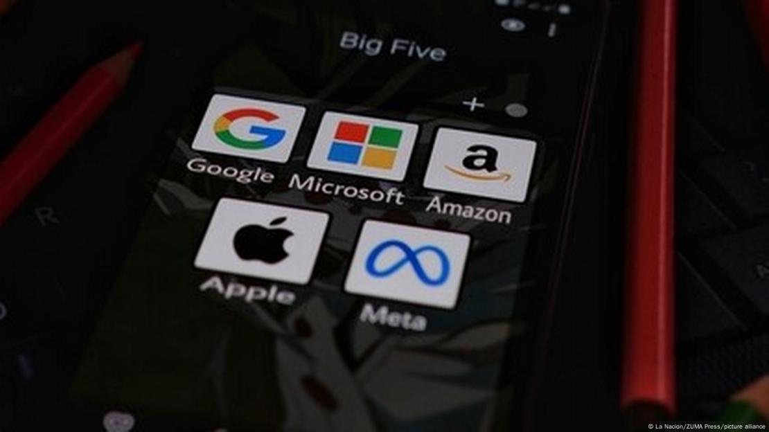 Telefoni inteligjent tregon logot e pesë kompanive të mëdha të IT-së, Google, Microsoft, Amazon, Apple, Meta Telefoni inteligjent tregon logot e pesë kompanive të mëdha të IT-së, Google, Microsoft, Amazon, Apple, Meta