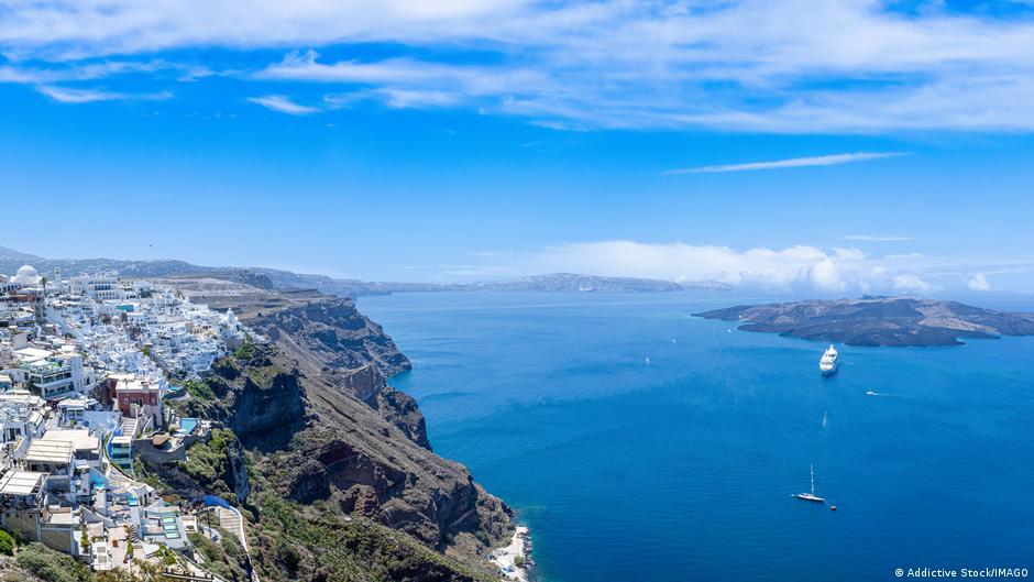 Turist akını ile baş edemeyen Santorini'de grev