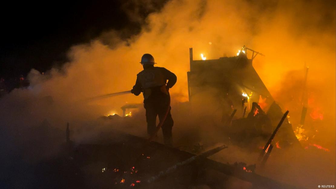 Gaza  Chan Junis | Palästinenser löschen Feuer nach Luftangriff auf Flüchtlingszelte