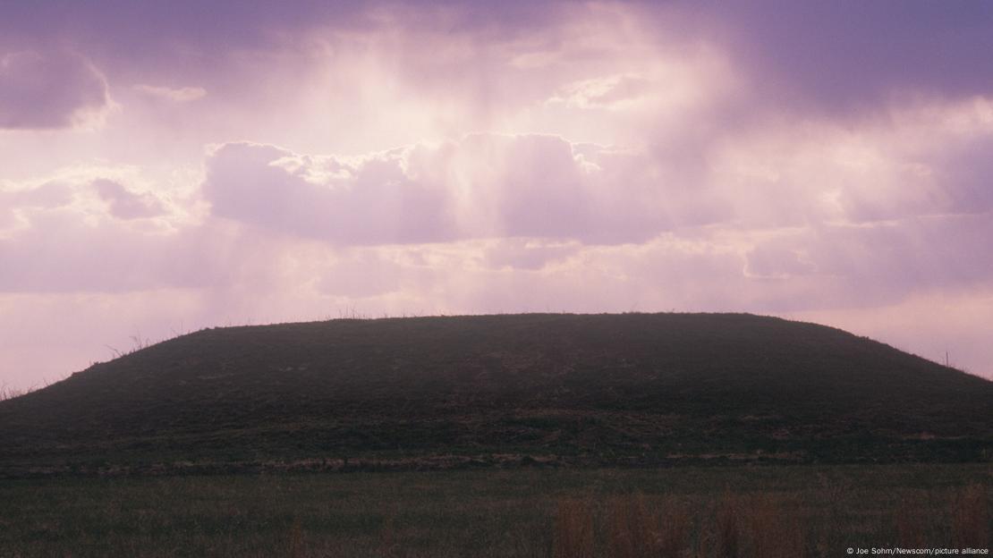 Montículos ceremoniales de Cahokia, un yacimiento arqueológico amerindio situado cerca de Collinsville (Illinois), en la llanura del río Misisipi, con un alto coeficiente Gini (0.6) que refleja intensa desigualdad de riqueza. Montículos ceremoniales de Cahokia, un yacimiento arqueológico amerindio situado cerca de Collinsville (Illinois), en la llanura del río Misisipi, con un alto coeficiente Gini (0.6) que refleja intensa desigualdad de riqueza.