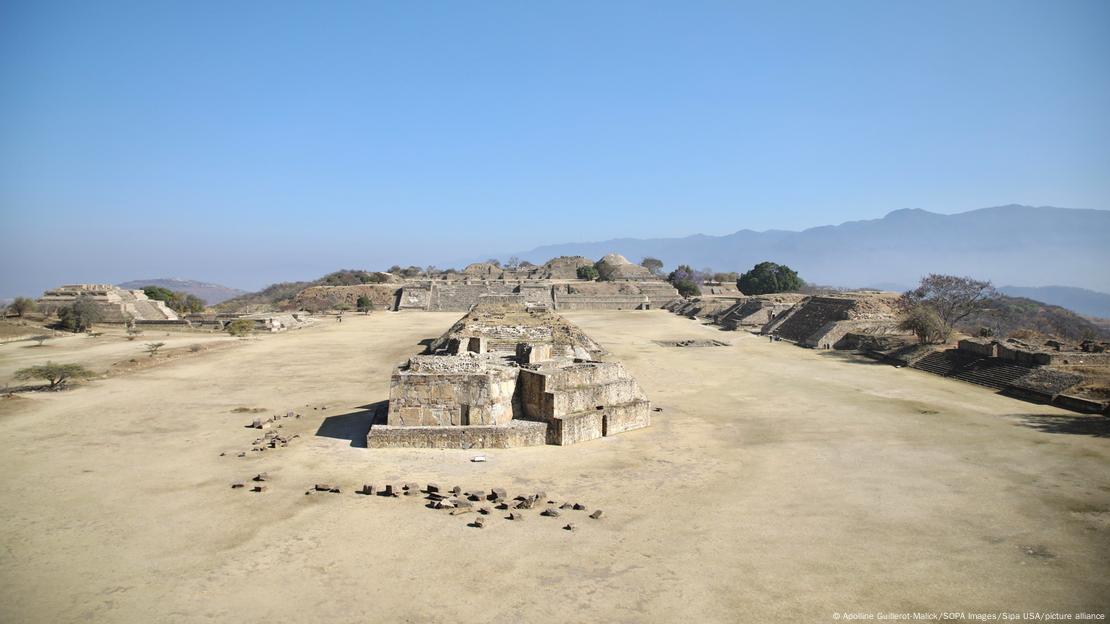 Centro urbano de Monte Albán en el Valle de Oaxaca, ejemplo de cómo las jerarquías de asentamiento en Mesoamérica impulsaron la desigualdad económica. Centro urbano de Monte Albán en el Valle de Oaxaca, ejemplo de cómo las jerarquías de asentamiento en Mesoamérica impulsaron la desigualdad económica.