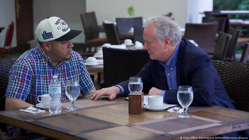 کریس وان هولن، سناتور دموکرات در ملاقات با مهاجر اخراج‌شده در السالوادور 