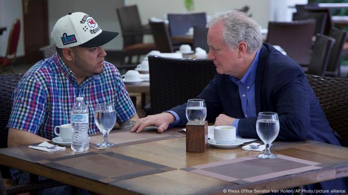 Senador dos EUA reúne-se com migrante deportado por engano
