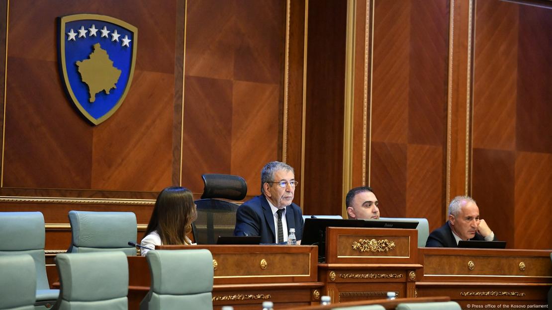 Deputeti Avni Dehari në sallën e parlamentit Deputeti Avni Dehari në sallën e parlamentit
