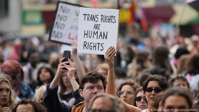 Ato em defesa das pessoas trans reúne milhares em Londres