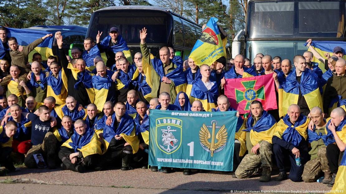 Gruppenbild von zahlreichen, von Russland freigelassenen ukrainischen Soldaten. Viele haben freudige Gesichter