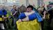 Українських військових, які повертаються додому з полону, часто зустрічають родичі (19 квітня 2025 року) Українських військових, які повертаються додому з полону, часто зустрічають родичі (19 квітня 2025 року)