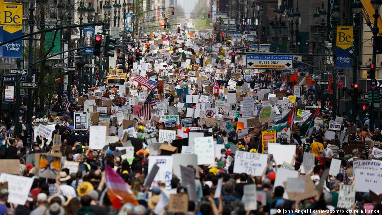 Miles salen a las calles de EE.UU. en protestas contra Trump