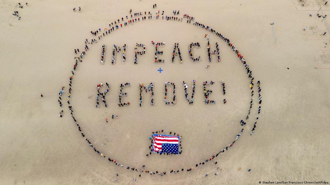 En Ocean Beach, en las costas de California, cientos de manifestantes formaron sobre la playa para pedir un "Impeach & Remove" (juicio político y destitución) del presidente Donald Trump. En Ocean Beach, en las costas de California, cientos de manifestantes formaron sobre la playa para pedir un "Impeach & Remove" (juicio político y destitución) del presidente Donald Trump.