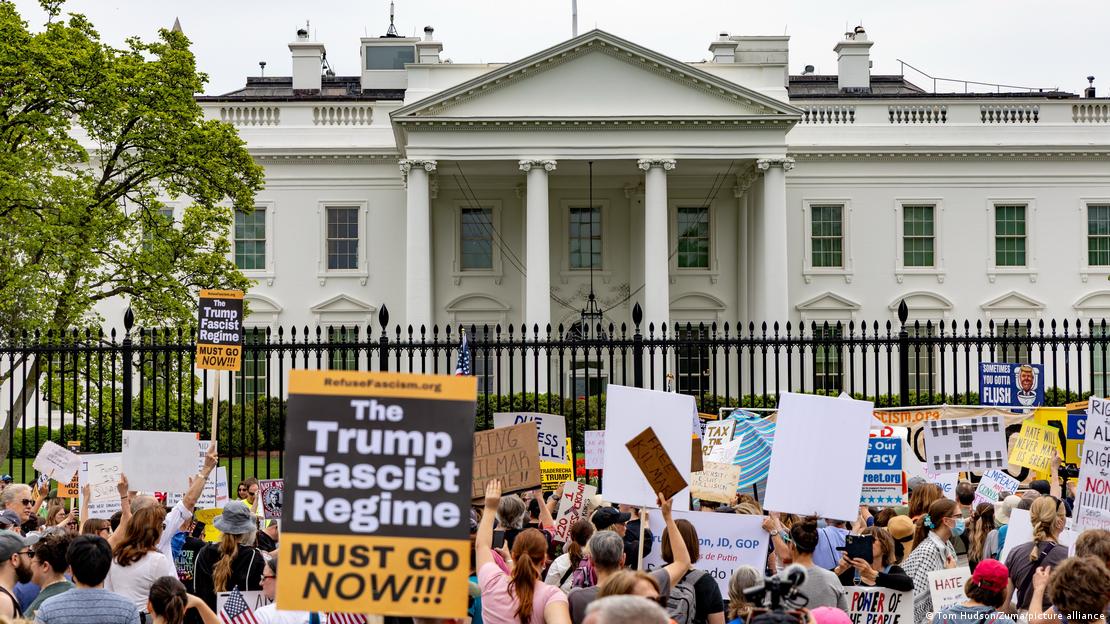 La jornada de protesta contra Trump también llegó a las verjas de la Casa Blanca. La jornada de protesta contra Trump también llegó a las verjas de la Casa Blanca.