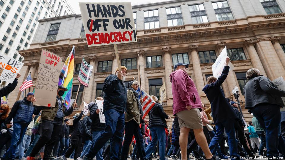 اعتراض هزاران نفر در آمریکا نسبت به سیاست‌های ترامپ- شیکاگو، ۱۹ آوریل ۲۰۲۵