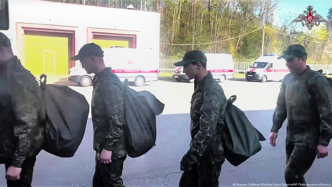 Vier von der Ukraine freigelassene russische Soldaten besteigen in Belarus einen Bus, der sie in die Heimat fahren soll (Foto des Russischen Verteidigungsministeriums)