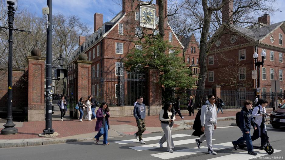 Trump congela toda nueva subvención a Universidad de Harvard – DW – 06/05/2025