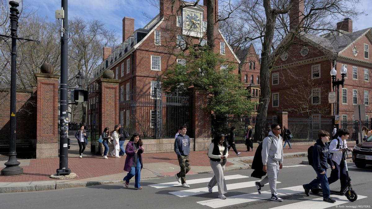 美国禁哈佛大学收国际学生数千外籍生需转学– DW – 2025年5月23日