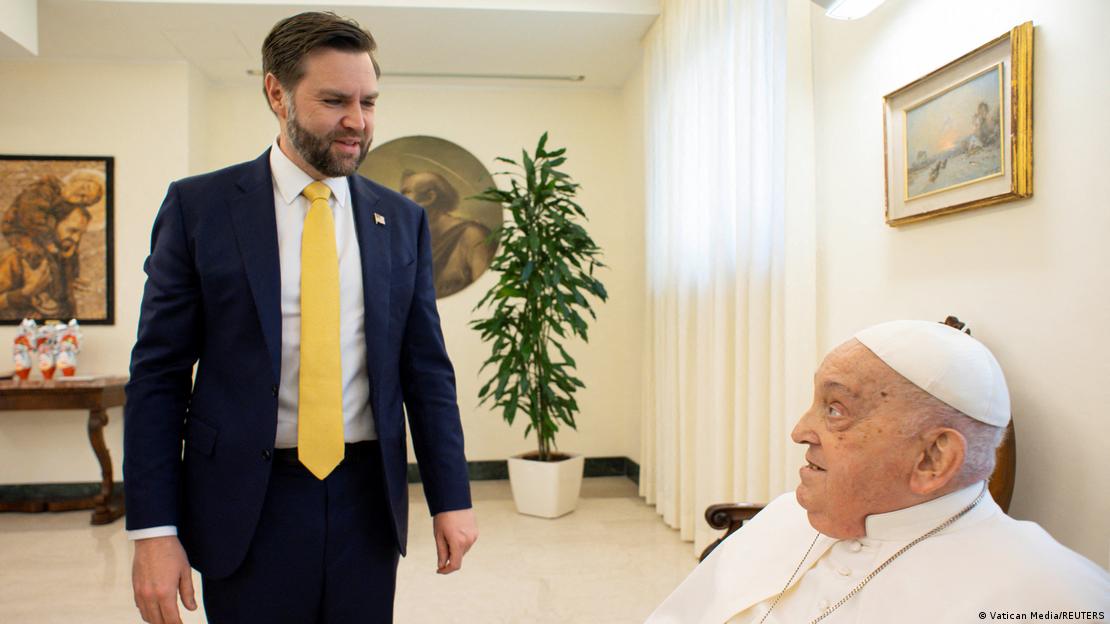 Papst Franziskus sitzend mit JD Vance 