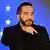 Nayib Bukele haciendo un gesto con su mano derecha al hablar.
