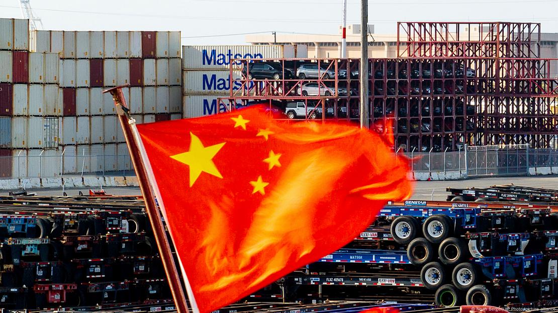 La bandera de China en un puerto de California, Estados Unidos. La bandera de China en un puerto de California, Estados Unidos.
