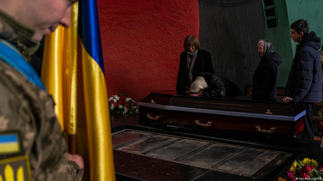 Funeral de combatente ucraniano em Kiev.