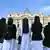 Un grupo de religiosas en la Plaza de San Pedro tras conocerse la noticia de la muerte de Francisco.