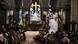 Notre Dame Katedrali içinde ayin, kilise cemaatinin baktığı yönde bir Papa Françesko fotoğrafı Notre Dame Katedrali içinde ayin, kilise cemaatinin baktığı yönde bir Papa Françesko fotoğrafı