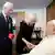 La visita al Vaticano de Carlos y Camila tendrá lugar unos seis meses después de que los monarcas visitaran al papa Francisco, poco antes de su muerte en abril. En la imagen Camila, de vestido negro, estrecha la mano del pontíce ante un sonriente monarca.  (Archivo 29.04.2025)