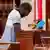 Kenya 2025 | Un homme prie, un rosaire à la main, dans la cathédrale de Nairobi