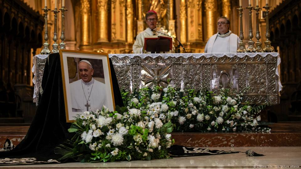 El arzobispo de Buenos Aires, Jorge García Cuerva, ofrece una misa por el papa Francisco en la catedral de Buenos Aires (21.04.2025) El arzobispo de Buenos Aires, Jorge García Cuerva, ofrece una misa por el papa Francisco en la catedral de Buenos Aires (21.04.2025)