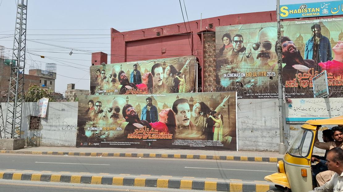 لاہور میں شبستان سینما کی باہر سے لی گئی ایک تصویر لاہور میں شبستان سینما کی باہر سے لی گئی ایک تصویر