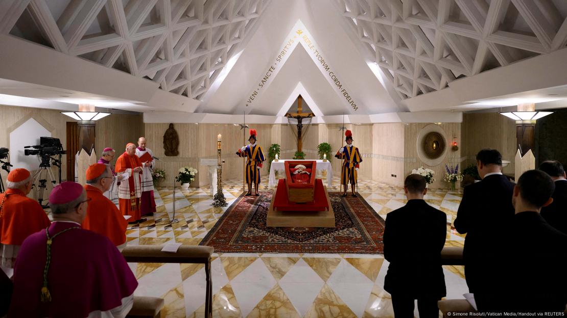 Dos guardias suizos escoltan el féretro de Francisco. 