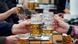 Pessoas brindam com copos decerveja na Alemanha Pessoas brindam com copos decerveja na Alemanha