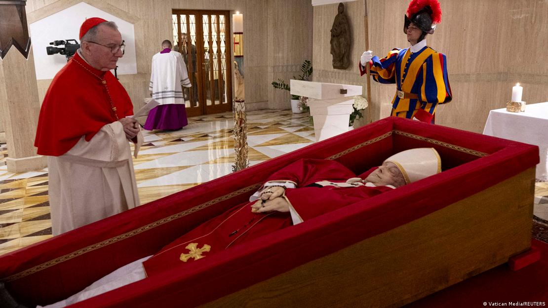 Kardinali Pietro Parolin pranë trupit pa jetë të Papa Françeskut