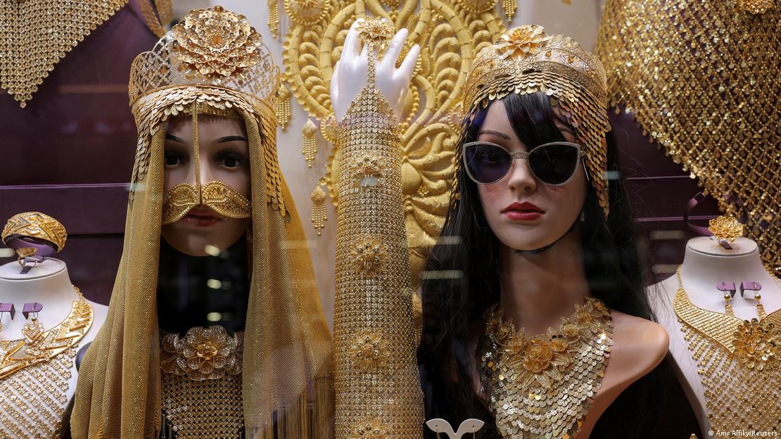 Des têtes de poupées recouvertes de broderies au souk de l'or à Dubai, Emirats arabes unis (illustration)