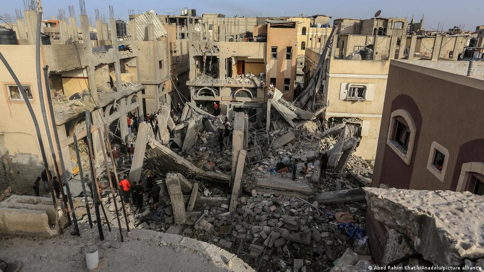 تخریب ساختمانی در خان یونس در پی حمله هوایی اسرائیل در روز سهشنبه دوم اردیبهشت تخریب ساختمانی در خان یونس در پی حمله هوایی اسرائیل در روز سهشنبه دوم اردیبهشت